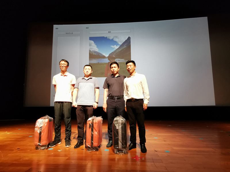 一禾科技董事長(zhǎng)陳小林先生為二等獎(jiǎng)得主頒發(fā)獎(jiǎng)品